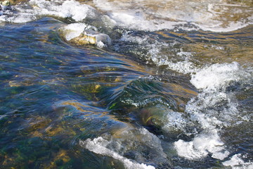 Bach im Winter mit schönen Eiskristallen
