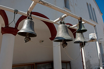 Kirchenglocken bei einer orthodoxen Kirche auf der Insel Karpathos, Griechenland