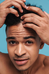 Obraz premium Photo closeup of confused african american man touching her hair