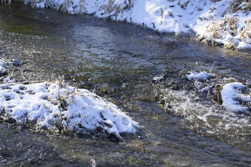 Bach im Winter mit schönen Eiskristallen