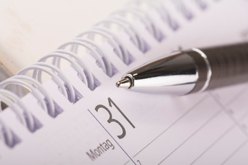 Kugelschreiber auf Kalender - Symbolfoto für Business