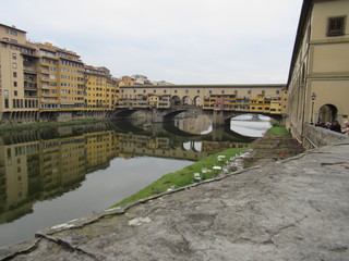 Obraz premium View of the Ponte Vecchio and its reflection on the Arno River in Florence, Italy 