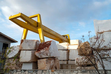 Obraz premium Cranes and marble in a marble factory