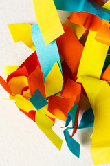 Trocitos de papel de colores arrugados en una bola sobre un escritorio blanco con ideas desechadas