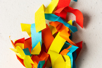 Trocitos de papel de colores arrugados en una bola sobre un escritorio blanco con ideas desechadas
