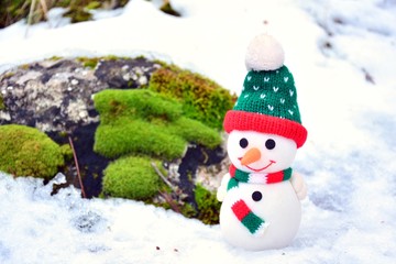 muñeco de nieve de tela y algodón, sobre nieve natural