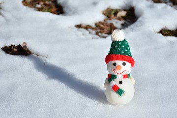muñeco de nieve de tela y algodón, sobre nieve natural