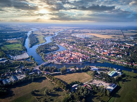 Havelberg aus der Vogelperspektive mit Sonnenuntergang