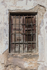 Obraz premium old broken old window, house in ruins, house destroyed by the passage of time