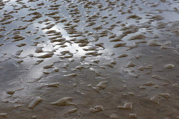 close-up on a sandy beach. dune wave with water. gros plan sur une plage de sable. vague en forme de dune avec de l'eau.