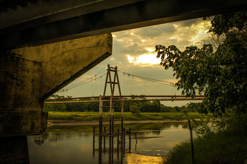 puente de carga de petroleos por ell rio