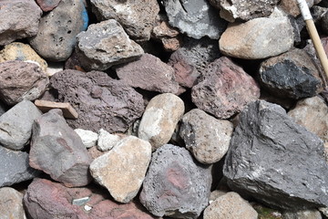 rocas multicolores y de diferentes tamaños y formas