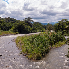 Im Tirimbina Reservat bei Puerto Viejo gelangt man über eine der längsten Hängebrücken Costa Ricas direkt in den tropischen Regenwald mit seiner exotischen Flora und Fauna