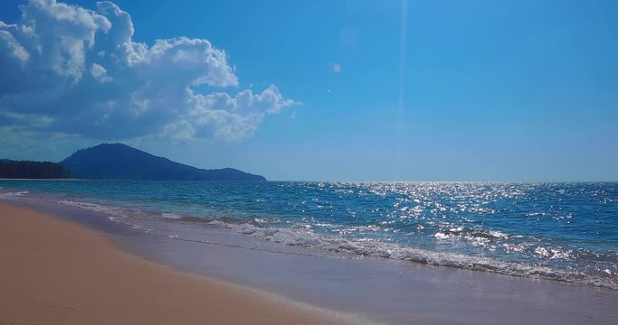 ビーチ　砂浜　波　青いキレイな海　透明な水　リゾート　海岸　太陽　空　4K 海外　波打ち際　Beach Sand Wave Blue beautiful sea Clear water Resort Coast Sun Sky 4K Oversea