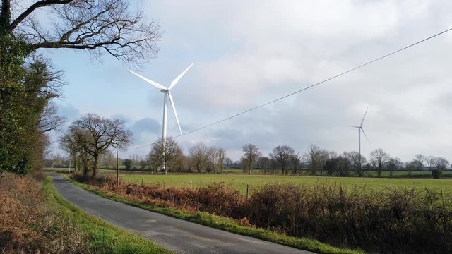 &Eacute;olienne dans un paysage de bocage vend&eacute;en - Ciel bleu avec quelques nuages - Parc &eacute;olien