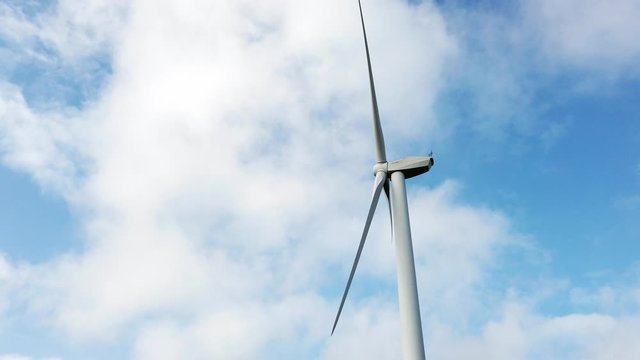 &Eacute;olienne sur un fond de ciel bleu avec quelques nuages - Parc &eacute;olien