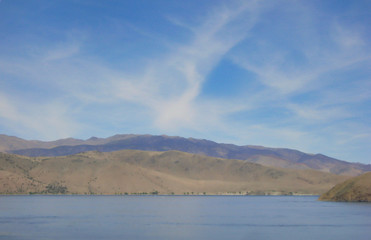 Blick in die Ferne über See auf Hügellandschaft Nevadas