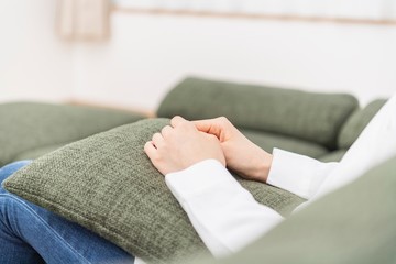 リビングのソファーに座る女性