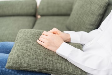 リビングのソファーに座る女性