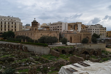 Obraz premium Saint Georges greek orthodox cathedral in beirut downtown with antic historical site in foreground