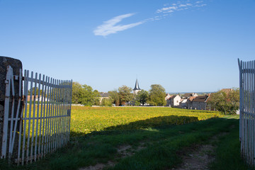 entrée d'un clos viticole et de vigne dans un village de bourgogne