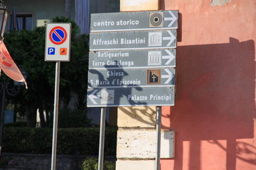 znaki informacyjne,miasto w Calabrii,we Włoszech - obrazy, fototapety, plakaty