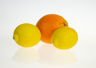 cytryna i pomarańcz na białym tle
