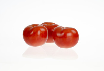 3 pomidory na białym tle