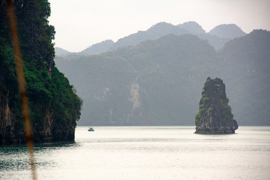 Paisaje de islotes verdes frondosos por toda la bah&iacute;a de Halng Bay, en Vietnam