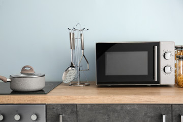Modern microwave oven in kitchen - obrazy, fototapety, plakaty