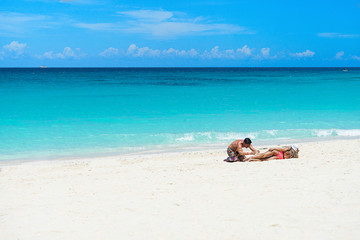 Fototapeta na wymiar Couple of traveler taking photo at the sea on tropical vacation