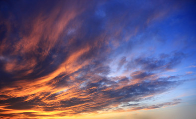 Błękitne niebo po zachodzie słońca niebo z kolorowymi chmurami - obrazy, fototapety, plakaty