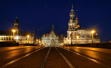 Fototapeta na wymiar Dresden, Augustusbrücke, Hofkirche und Schlossplatz bei Nacht
