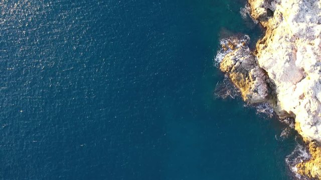 Vista cenital de mar y pieras con drone