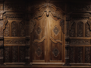 La porte javanesse avec le batik de javanesse et le modèle de fleur est découpé sur le fond en bois