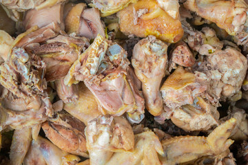 pedazos de pollo cocido