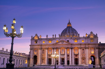 Obraz premium Vatican City - June 1, 2019 - St. Peter's Basilica in St. Peter's Square in Vatican City.