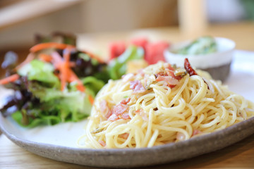 Spaghetti with mussels and ham in japanese style
