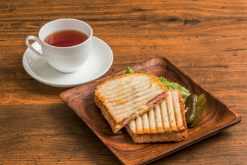 ホットサンドイッチ　Italian popular hot sandwich (panini)