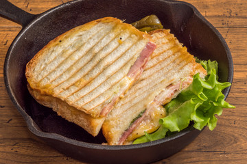 ホットサンドイッチ　Italian popular hot sandwich (panini)
