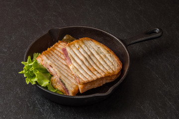 ホットサンドイッチ　Italian popular hot sandwich (panini)