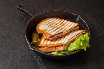ホットサンドイッチ　Italian popular hot sandwich (panini)