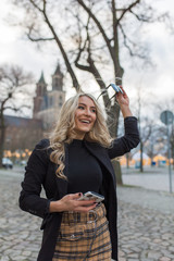 Stylische Frau in der Stadt 