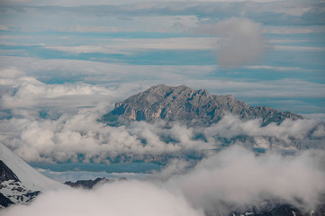 Obraz premium Landscape of the mountain in the white fluffy clouds
