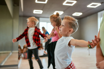 Moderne Tänzer. Gruppe modischer Kinder, die einen modernen Tanz lernen, während sie einen Choreografiekurs haben. Tanzstudio
