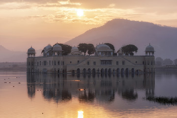 Obraz premium jal mahal water palace sunrise