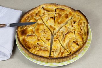 tarte aux pommes dans une assiette