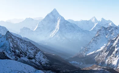 Crédence de cuisine en verre imprimé Ama Dablam Des crêtes de montagne bleues majestueuses à la lumière du matin   délicieuse pyramide du pic Ama Dablam (6814 m) au Népal, Himalaya