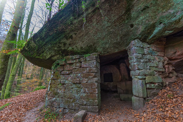 Höhlenwohnung in der Karlstalschlucht