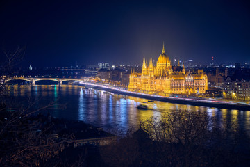 Obraz premium Hungarian Parliament Building in Budapest at night.